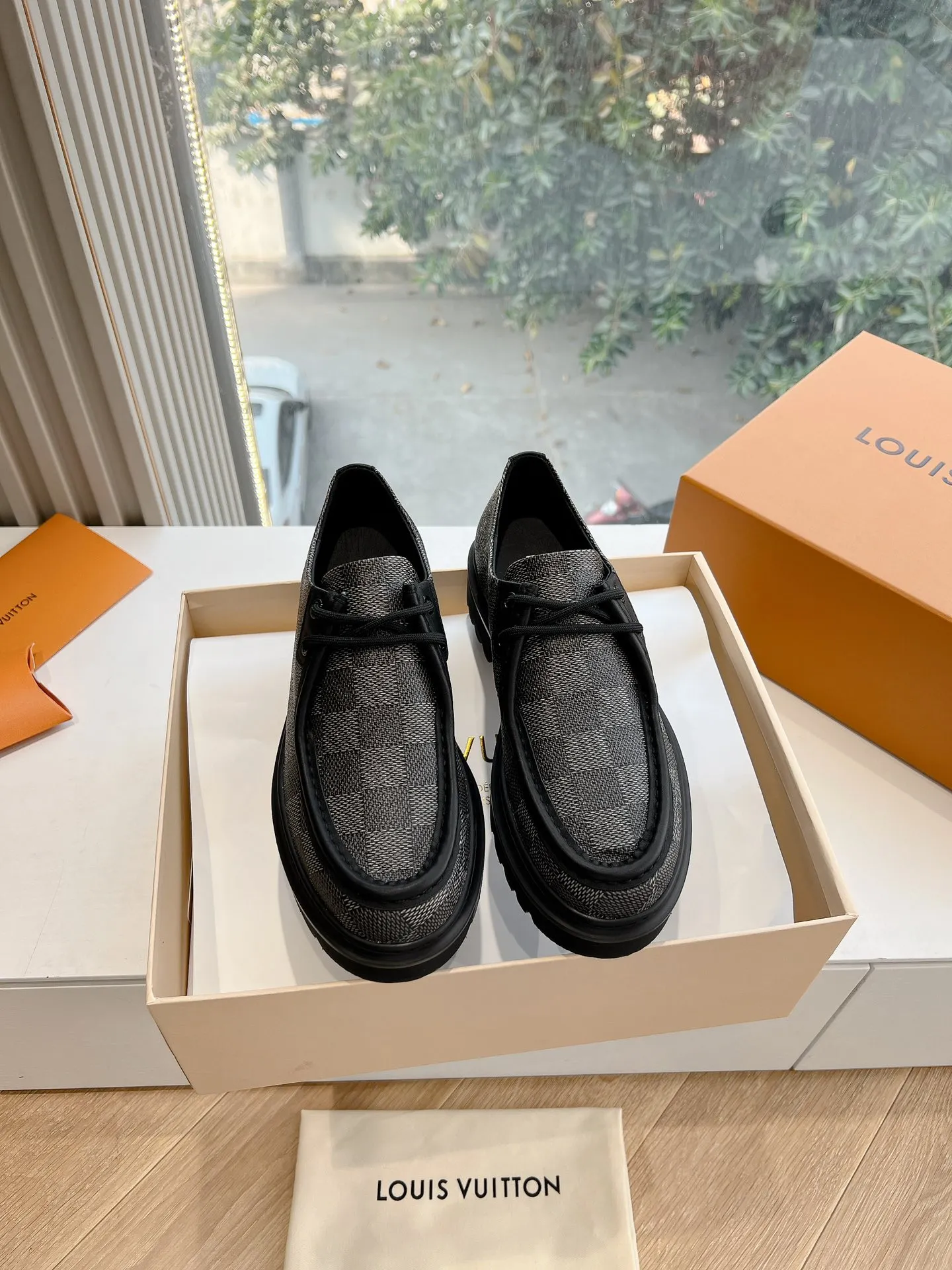 👟👟Ex-factory price 720👟👟 What you see is what you get G199 top version Louis Vuitto Louis Vuitton LV donkey brand L Carrefour shoes Archlight classic Skate sports and leisure thick-soled shoes Your LV outfit is shared today Louis Vuitton Presbyopic thick-soled loafers Original purchase and development Production Original purchase and development Production This LV Archlight sneaker is from Cut from cow leather in a playful shape. Double laces embellished with Louis Vuitton logo beading. The wide tongue and wavy outsole establish recognition, both are decorated with the LV Circle logo ▪️Fabric: Original imported original material ▪️Inner lining: Original customized lining ▪️Sole: Original molded genuine ▪️Size: Women's 35-45 (please note male and female when ordering at 39.40, 45 is not refundable or exchangeable for customization)